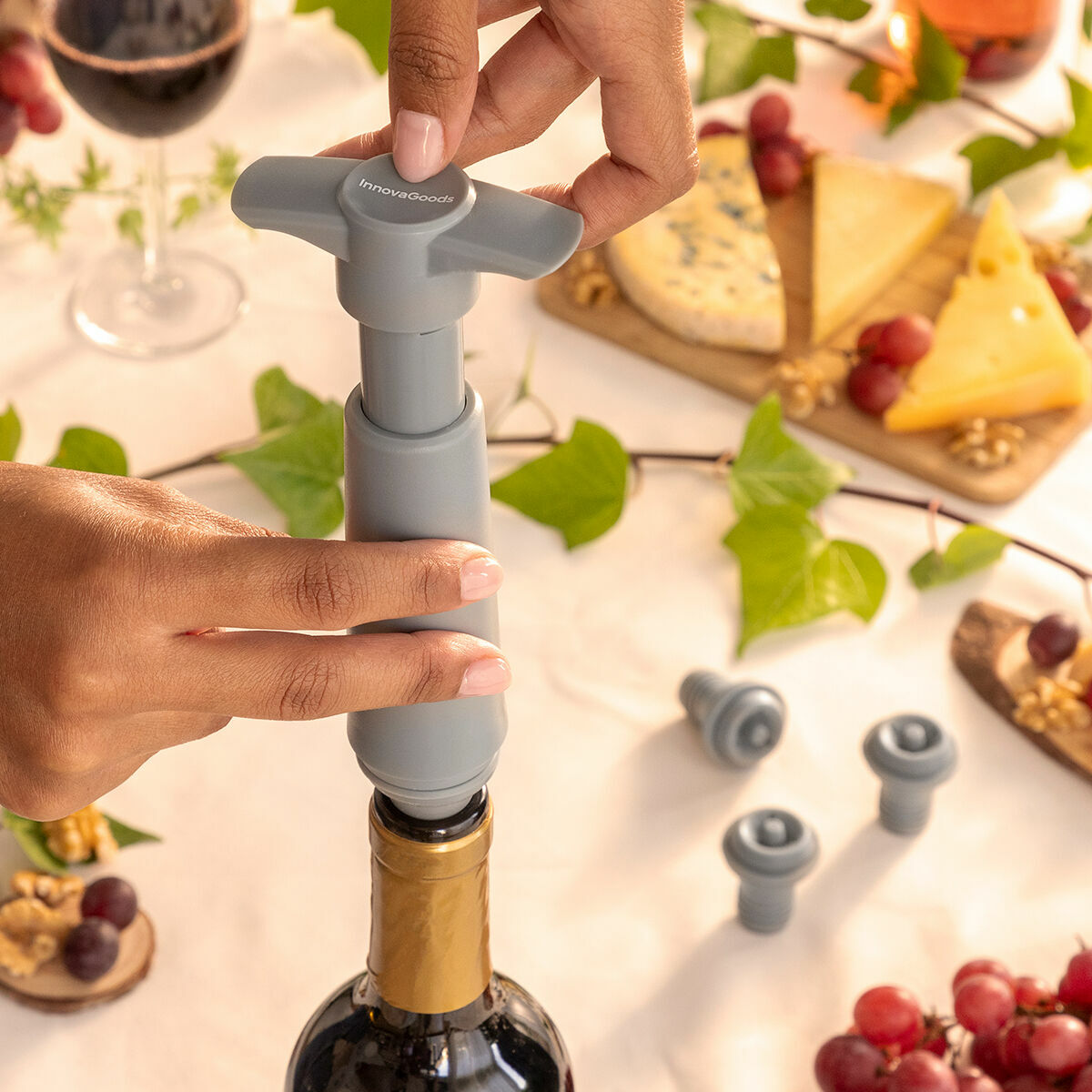 Bomba de Vacío y Tapones para Vino Winuum InnovaGoods (4 tapones) 