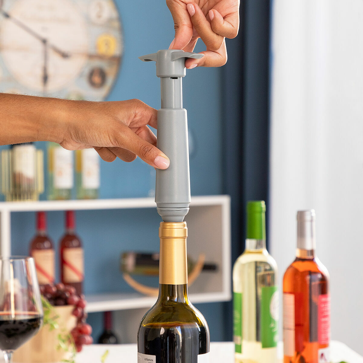 Bomba de Vacío y Tapones para Vino Winuum InnovaGoods (4 tapones)